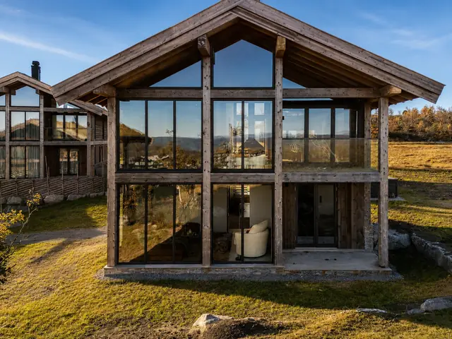The glass facade of Kikut Chalet in summer