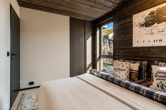 Second bedroom, alternative view